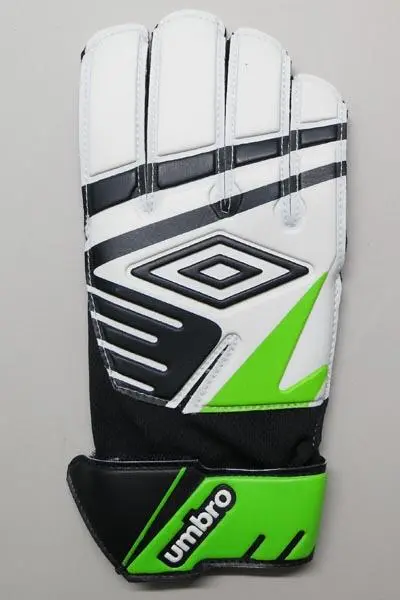 Foto aus der offiziellen Meldung: Umbro Goalkeeper Gloves / Stadia Strike Glove Jnr Torwarthandschuhe für Kinder — Risiko: Chemikalie