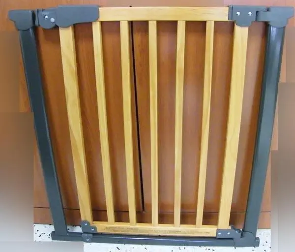 Photo from the official notice: Reer Klemmgitter I-Gate safety gate for children — strangulation risk