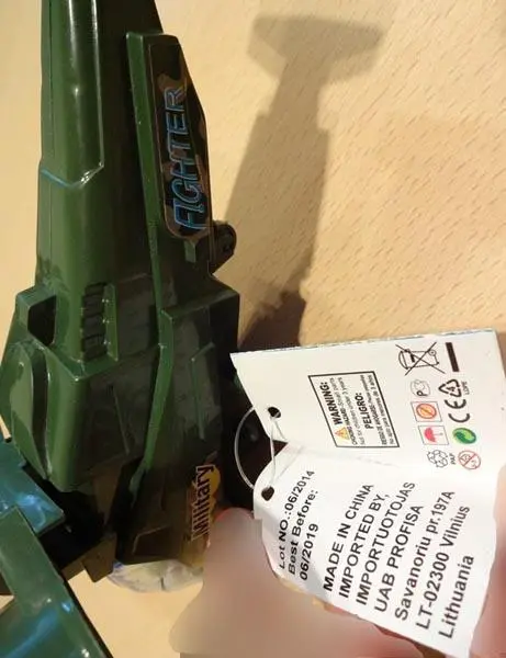 Foto do aviso oficial: Warplane Helicóptero de brinquedo com doces — risco: Engasgamento