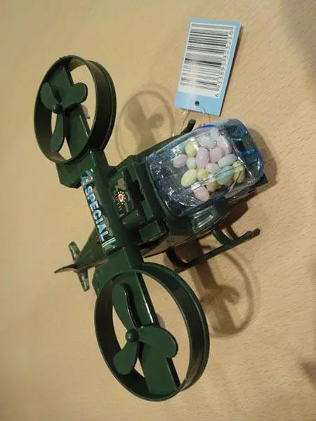 Foto do aviso oficial: Warplane Helicóptero de brinquedo com doces — risco: Engasgamento