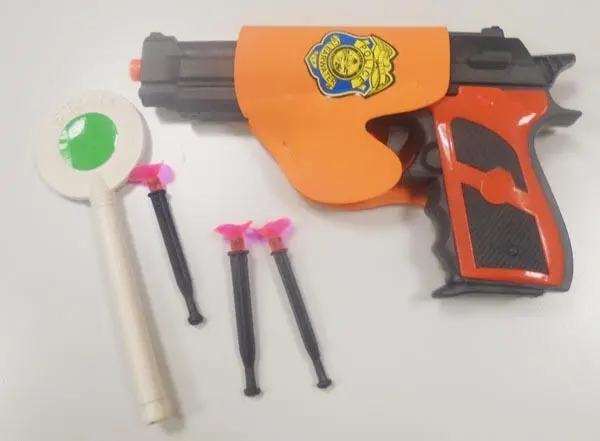 Photo de l’avis officiel: Police Gun Ensemble de la police de jouets — risque: Étouffement