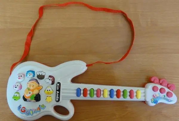 Foto del aviso oficial: Xin Anda / Happy Star Gitara na baterie ('Battery guitar') Guitarra de juguete — riesgo: Estrangulamiento