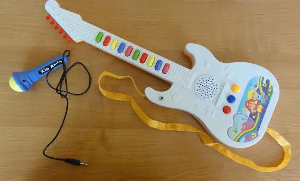 Foto del aviso oficial: Xin Anda / Happy Star Gitara na baterie ('Battery guitar') Guitarra de juguete — riesgo: Estrangulamiento