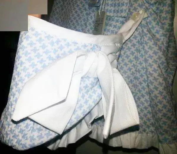 Photo de l’avis officiel: Cocote Robe de bébé avec capuchon — risque: Étouffement & Blessures
