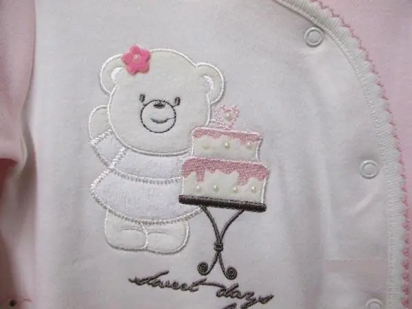 Foto aus der offiziellen Meldung: Bebessi Baby Strampler Anzug — Risiko: Ersticken