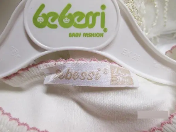 Foto aus der offiziellen Meldung: Bebessi Baby Strampler Anzug — Risiko: Ersticken