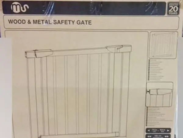 Foto dell’avviso ufficiale: MS Wood &amp; Metal Safety Gate Cancello di sicurezza per bambini — rischio: Lesioni & Strangolamento
