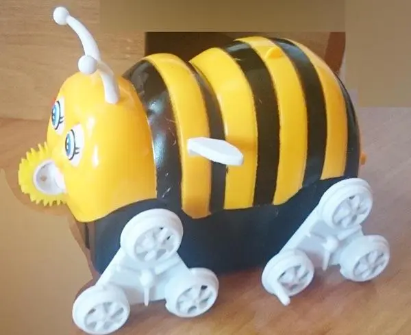 Photo from the official notice: Xunhua / Gazelo Toys Tip Lorry Happy/ Pszczolka przewrotka toy bee — choking risk
