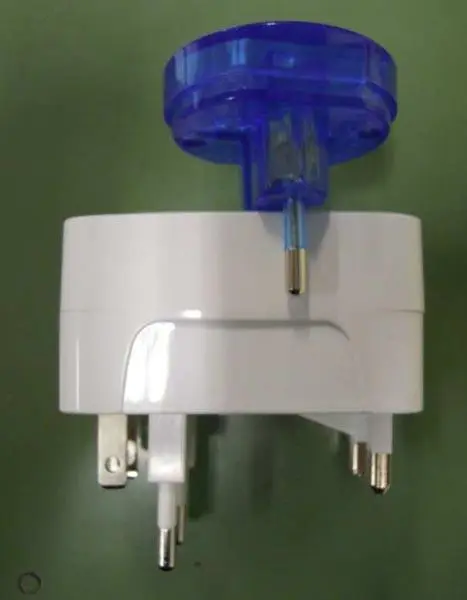 Foto do aviso oficial: Newtop ADAPTOR International Adaptador de plugue de viagem — risco: Choque elétrico