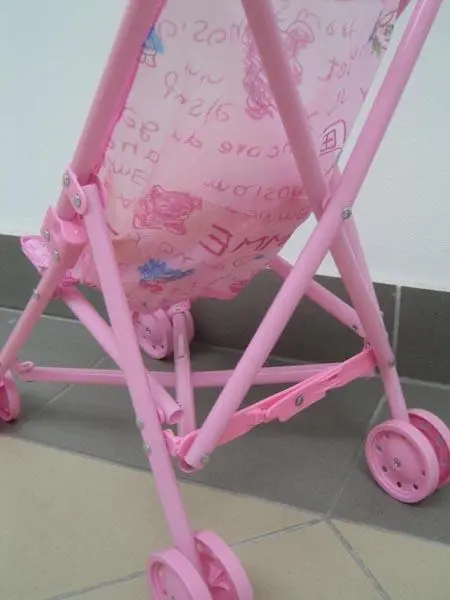 Foto do aviso oficial: Z.H. CAT Carrinho de brinquedo com boneca — risco: Ferimentos
