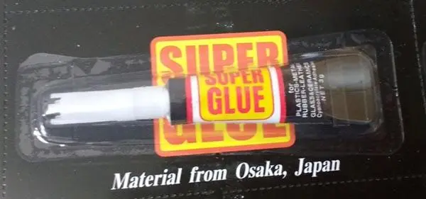 Foto dell’avviso ufficiale: Super Glue Colla — rischio: Rischio chimico (A12/0732/17)