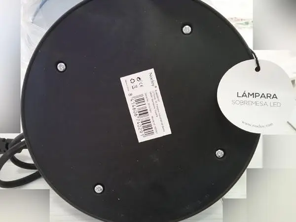 Foto aus der offiziellen Meldung: NOELOY LAMPARA SOBREMESA LED Tischleuchte — Risiko: Elektrischer Schlag