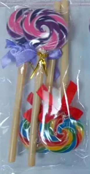 Foto aus der offiziellen Meldung: Amscan 1) Lollipop Pens 4PK, 2) Lipstick Pens 2PK Neuheitsstifte — Risiko: Ersticken