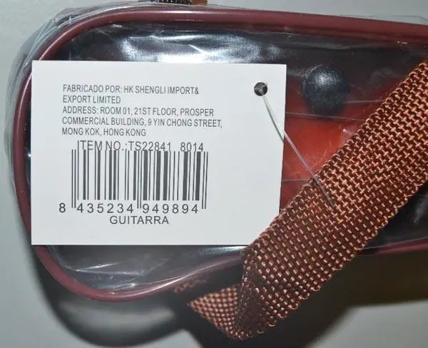 Photo from the official notice: Amatoys Guitarra toy guitar — suffocation risk