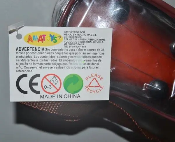 Photo from the official notice: Amatoys Guitarra toy guitar — suffocation risk