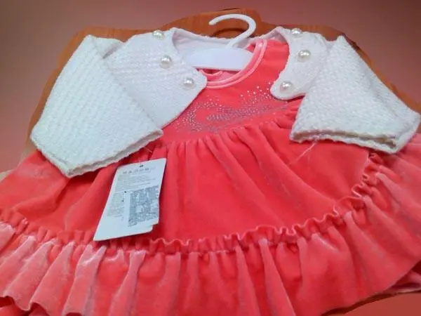 Foto aus der offiziellen Meldung: GVИ Bébi ruha Mädchenkleid mit Bolero — Risiko: Ersticken