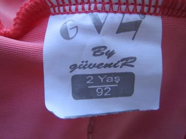 Foto aus der offiziellen Meldung: GVИ Bébi ruha Mädchenkleid mit Bolero — Risiko: Ersticken