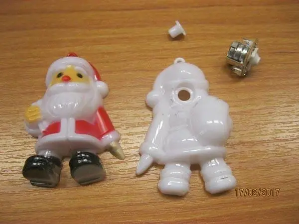 Foto dell’avviso ufficiale: Sweet's Fun Flash Santa Giocattolo di plastica con dolci — rischio: Rischio chimico & Ostruzione delle vie aeree