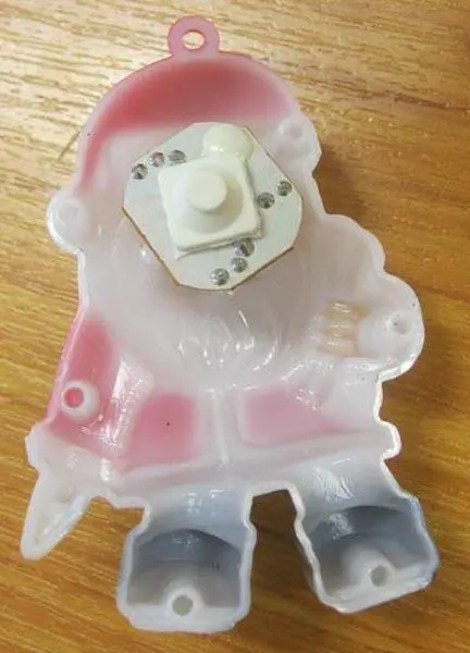 Foto dell’avviso ufficiale: Sweet's Fun Flash Santa Giocattolo di plastica con dolci — rischio: Rischio chimico & Ostruzione delle vie aeree