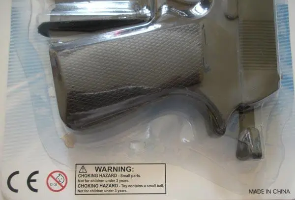 Photo from the official notice: Hipo CITY POLICE plastic gun set — choking risk