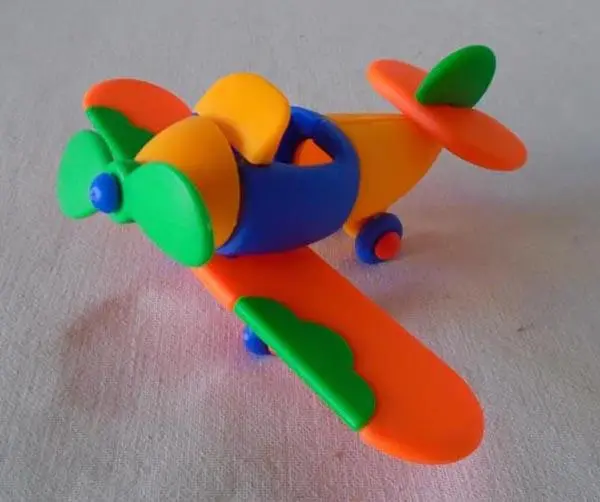 Foto aus der offiziellen Meldung: Xin Tai Cartoon - Sharpen the wits plane Plastikspielzeug Flugzeug — Risiko: Ersticken