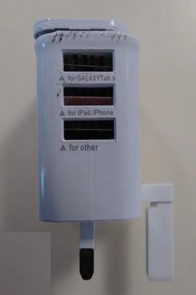 Photo de l’avis officiel: TRAVEL ADAPTER Alimentation USB — risque: Choc électrique