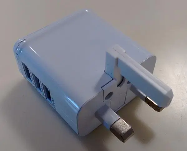 Photo de l’avis officiel: TRAVEL ADAPTER Alimentation USB — risque: Choc électrique