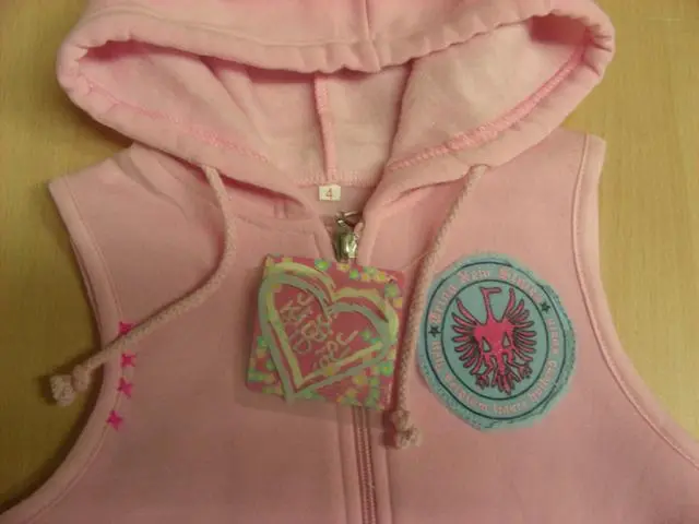 Foto uit de officiële melding: J.S.J KID'S Kinderkleding set — risico: Verwonding & Verwurging