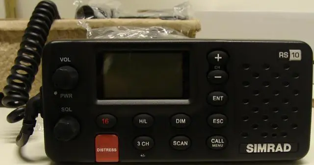 Foto aus der offiziellen Meldung: SIMRAD UKW-Marinefunk RS10 — Risiko: Ertrinken