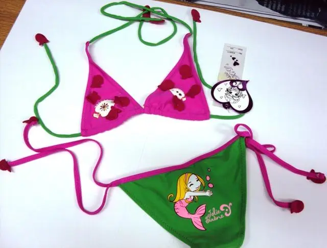 Foto uit de officiële melding: Rosso Kids Kinderbikini — risico: Verwonding & Verwurging