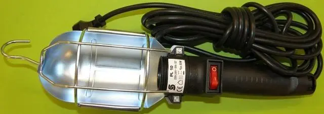 Foto aus der offiziellen Meldung: Somogyi Elektronic Tragbare Arbeitslampe &amp; #13; &amp; # #13; — Risiko: Elektrischer Schlag