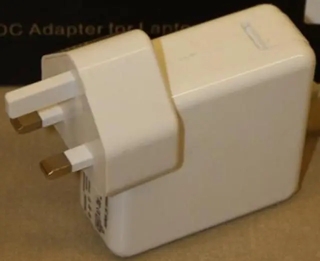 Foto dell’avviso ufficiale: Mag Safe Adattatore di rete "Replacement AC/DC Adaptor" — rischio: Scossa elettrica & Incendio
