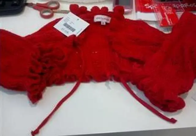 Foto aus der offiziellen Meldung: Spantajaparos Strandbekleidung1. „Festival“ Schwimmkostüm,2. Lavanda — Risiko: Verletzungen & Strangulierung