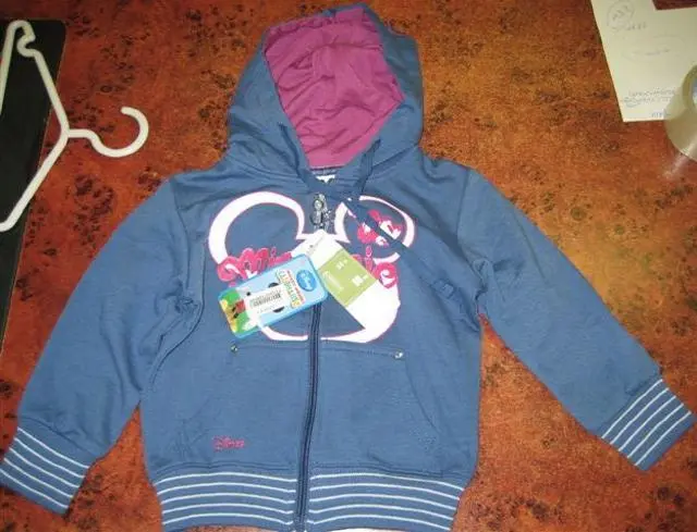 Foto aus der offiziellen Meldung: Glo-Story Disney (THE PRODUCT MAY BE COUNTERFEIT) Kinderpullover &amp; #13; &amp; #13; — Risiko: Strangulierung