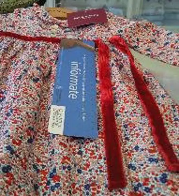 Photo de l’avis officiel: Neck &amp; Neck Robes de filles — risque: Blessures & Etranglement