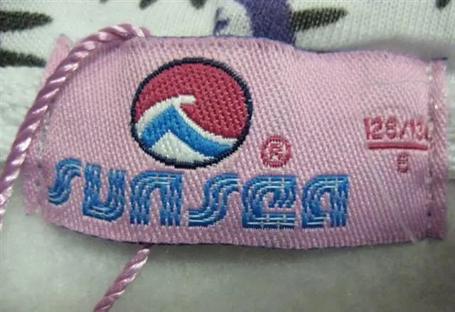 Foto aus der offiziellen Meldung: Sunsea Kinder Sweatshirt &amp; #13; &amp; # #13; — Risiko: Strangulierung (A12/0835/12)
