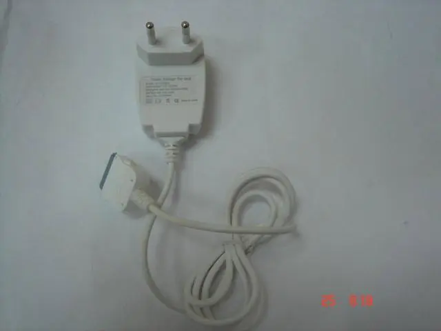 Foto aus der offiziellen Meldung: All Thesys Ladegerät „Reiseladegerät für iPod“ (NOT ORIGINAL PR) — Risiko: Elektrischer Schlag & Feuer