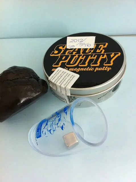 Photo de l’avis officiel: Putty magnétique «Space Putty» — risque: Étouffement & Blessures