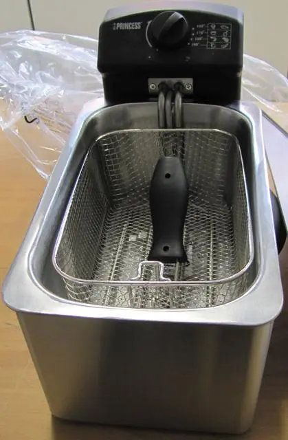 Photo from the official notice: Princess ELECTRIC FRYER 4L PRO 2000W — burns & cuts risk