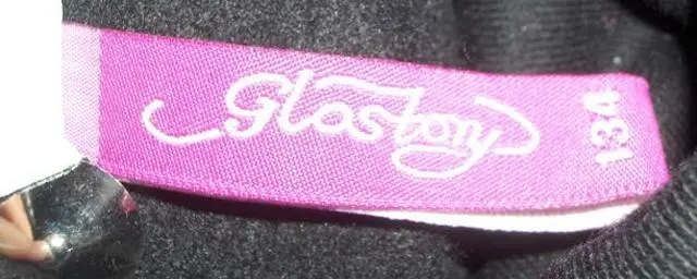 Foto aus der offiziellen Meldung: Glostory; Disney <font color="#ff0000">(THE PRODUC Hannah Montana Kinder Sweatshirt &amp; #13; &amp; #13; — Risiko: Strangulierung