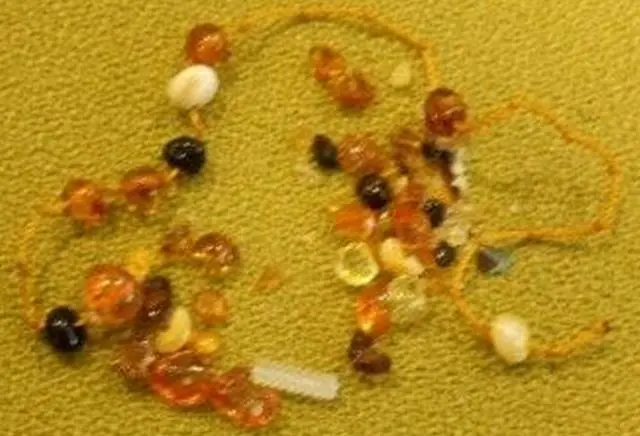 Foto dell’avviso ufficiale: Amber Pumpkin 1. Baroque Clasp Anklet - 2. Baroque Multi Baby Necklace Collana di dentizione ambrata &amp; #13 — rischio: Ostruzione delle vie aeree