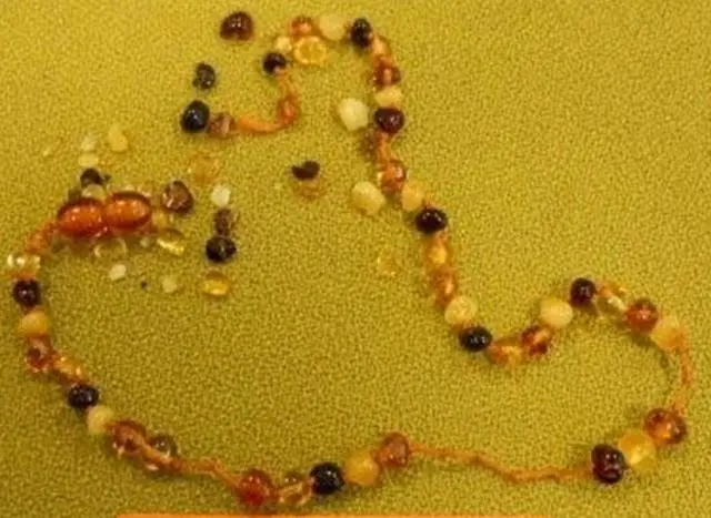Foto dell’avviso ufficiale: Amber Pumpkin 1. Baroque Clasp Anklet - 2. Baroque Multi Baby Necklace Collana di dentizione ambrata &amp; #13 — rischio: Ostruzione delle vie aeree