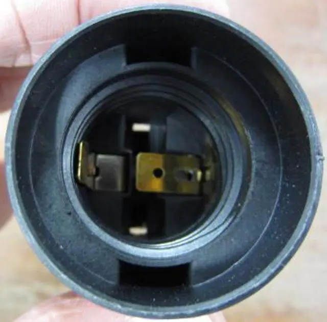 Photo from the official notice: Wintop lamp socket — electric shock risk