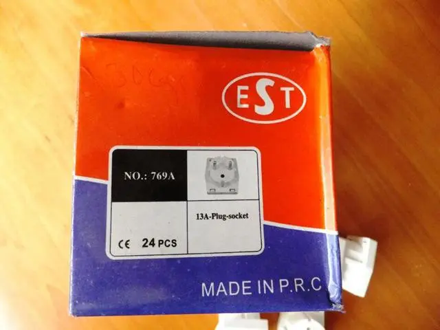 Foto aus der offiziellen Meldung: 1. EST, 2.HL-SOUND TECH 1. Multi adaptor            2. Unknown Adapter — Risiko: Elektrischer Schlag & Feuer