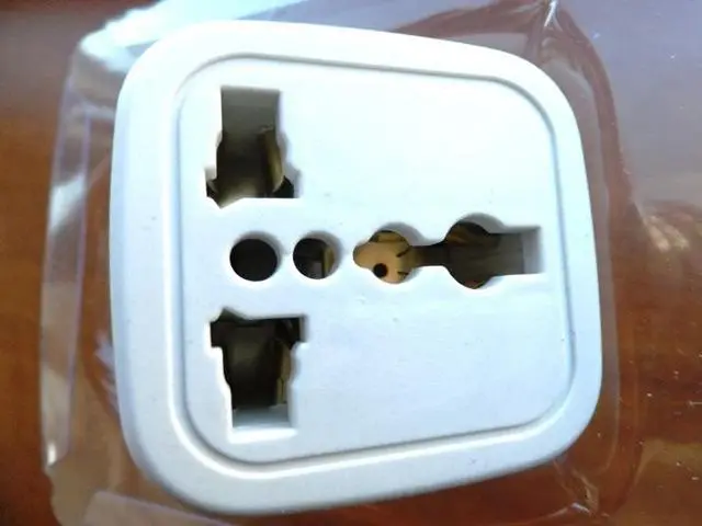 Foto aus der offiziellen Meldung: 1. EST, 2.HL-SOUND TECH 1. Multi adaptor            2. Unknown Adapter — Risiko: Elektrischer Schlag & Feuer