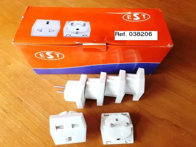 Foto aus der offiziellen Meldung: 1. EST, 2.HL-SOUND TECH 1. Multi adaptor            2. Unknown Adapter — Risiko: Elektrischer Schlag & Feuer