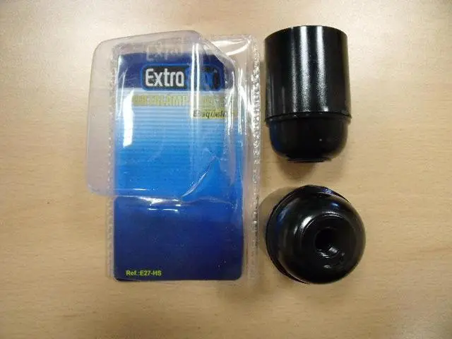 Foto do aviso oficial: Extrastar Lamp holder Bakelite Tomadas da lâmpada — risco: Choque elétrico
