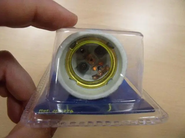 Foto do aviso oficial: Extrastar Lamp holder Bakelite Tomadas da lâmpada — risco: Choque elétrico