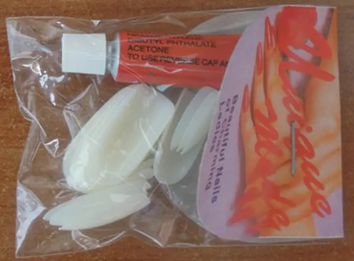 Foto aus der offiziellen Meldung: 1. Unigue Mode 2. Unique Mode 1. Professional Nail tips2. Professional Nail Tip Falsche Nägel &amp; #13; &amp; — Risiko: Chemikalie