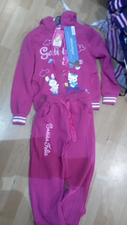Foto aus der offiziellen Meldung: GATITA FELIZ 1. Mädchen Trainingsanzüge 2. Kapuzenpullover — Risiko: Verletzungen & Strangulierung